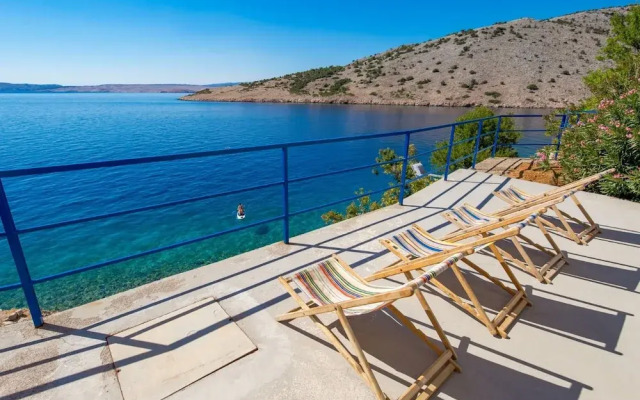 Sunny Beachfront Jablanac Apartments