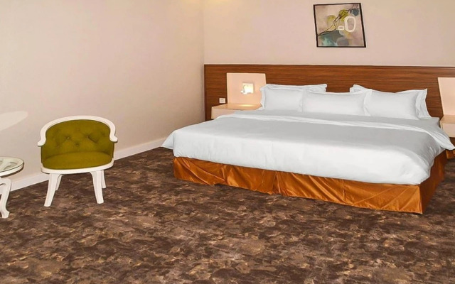 OYO 618 Taya Hotel