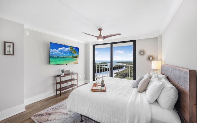 Beachfront Condo With Panoramic Ocean Views and Pool