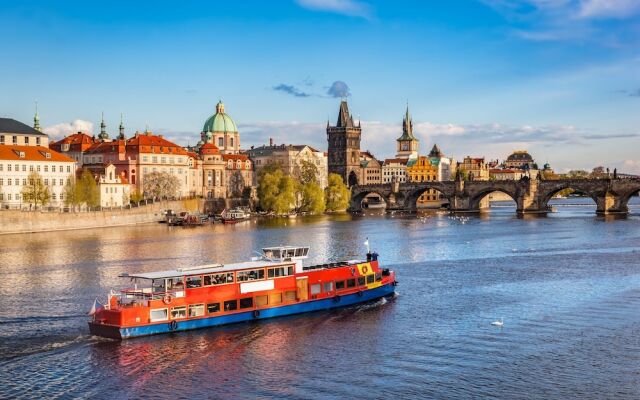 Theatre 9 Apartment by Adrez Living