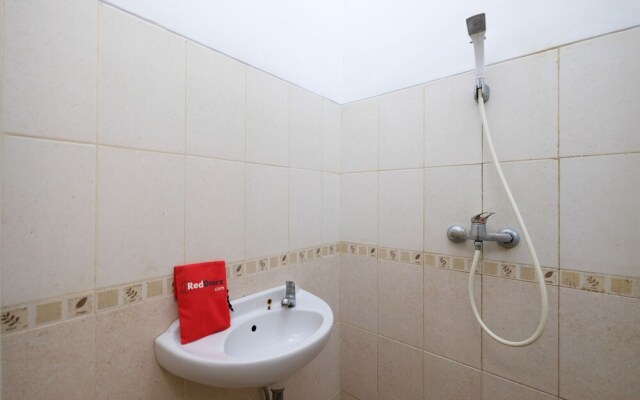 RedDoorz Plus near Simpang Lima