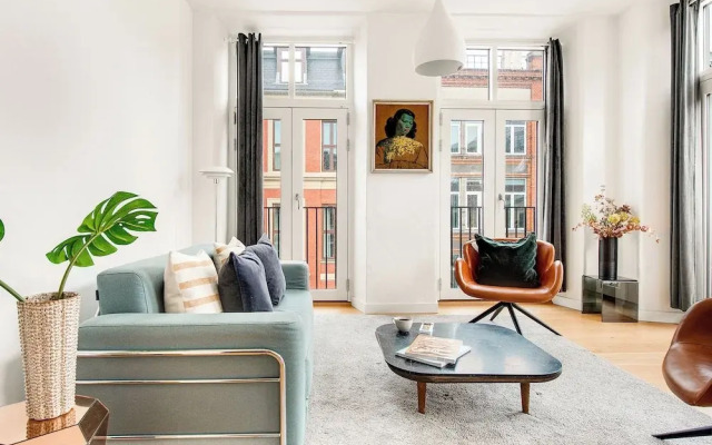 Sanders Leaves - Pleasant 4-bdr Apt With City View
