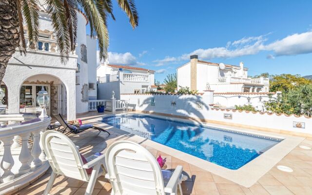 Holiday Home on a Canal With Private Swimming Pool and Mooring