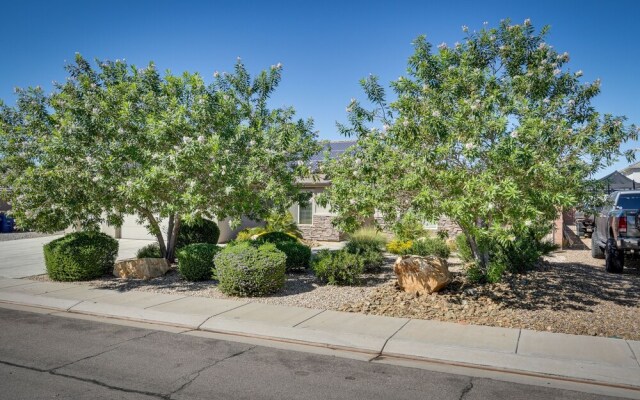 Hurricane Getaway w/ Private Pool, Mtn Views!