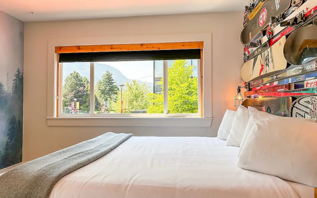 Crash Hotel Squamish