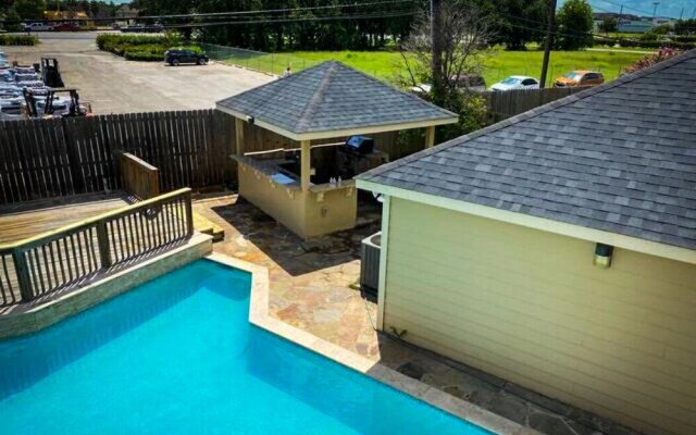 4Bdrm 3.5Bath 8Beds - Pool House