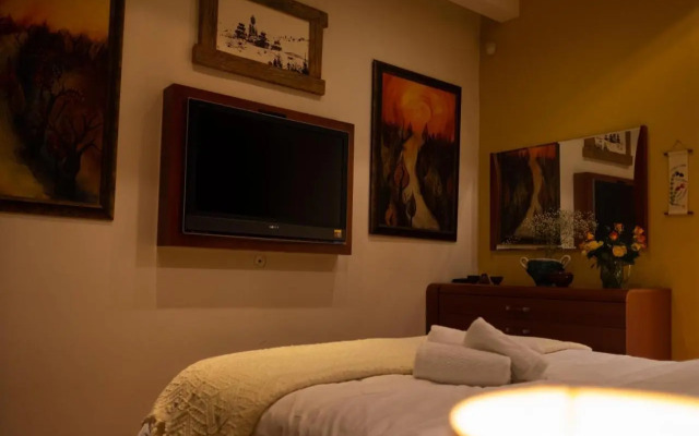 Valletta Collection - Merchant Str Apartment with large yard