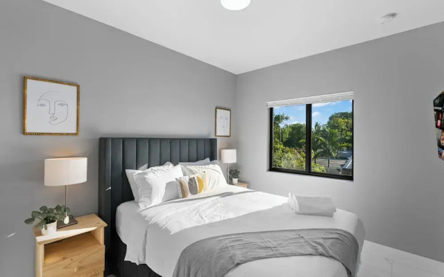 Modern 4-BR House with Free Parking