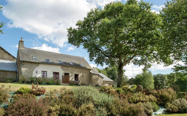 Charming Holiday Home in Bonnemain overlooking a Pond
