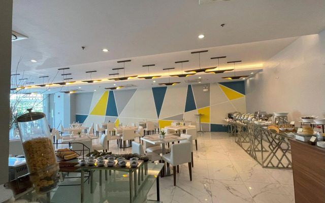 The Golden Peak Hotel & Suites powered by Cocotel