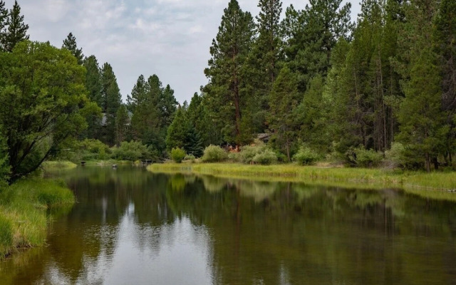 Super Coop 5 Bedroom Home by RedAwning, Bend