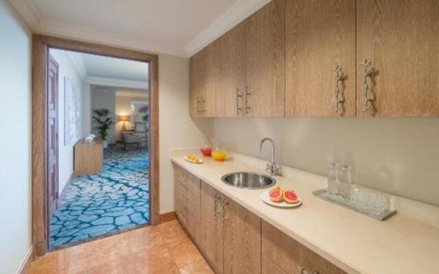 Palm Beachfront Estate Sunset Atlantis views