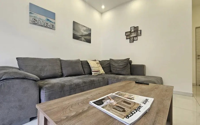 12 LCA - Stay Finibreeze Apartment