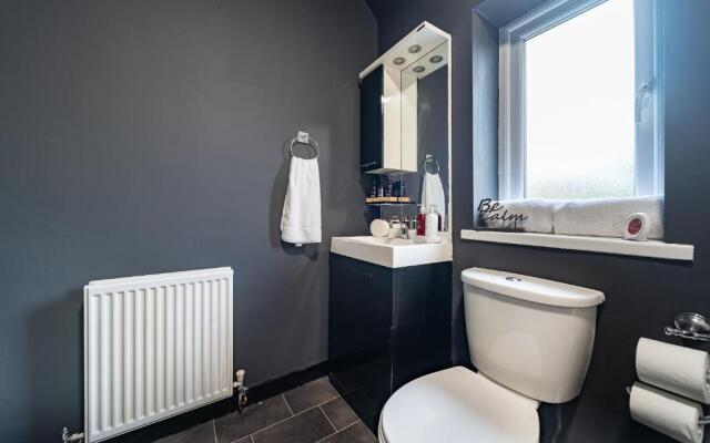 J's FrEsH Newly RefurB 2 Bedroom Garden Parking