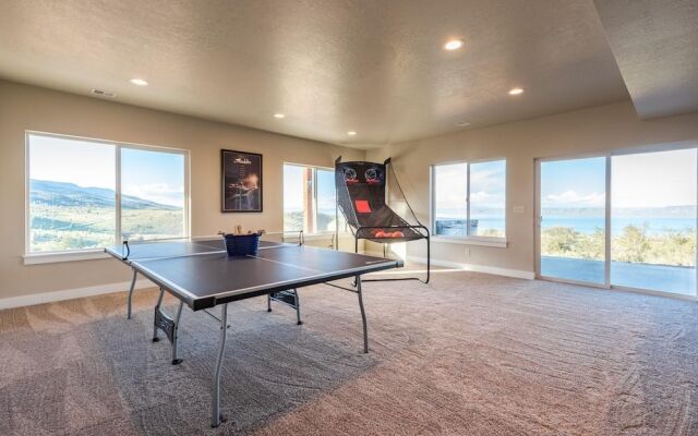 Floor to Ceiling Lake Views - Perfect Family Getaway