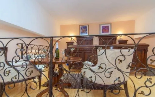 Amoret Apartments