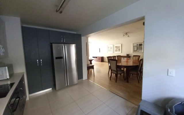 Mount Royal - 32 Large 1 bed with balcony upstairs