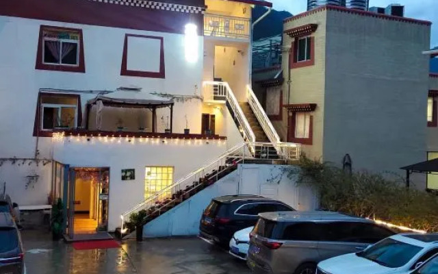 Huajianji Courtyard Home stay