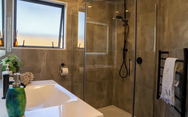 Spacious Eastern Beach Home - 1 Min From Beach!