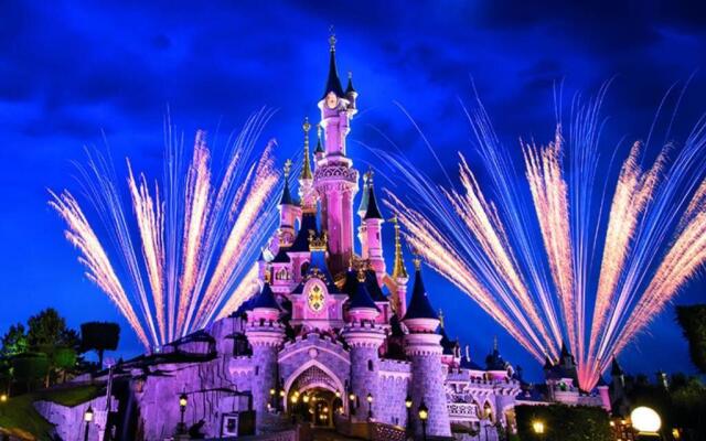 Arty Paris apartment Disneyland