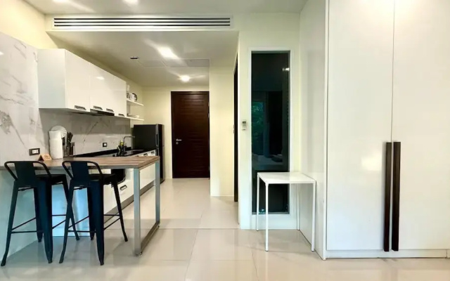 Emerald 412a - Studio With Balcony and Shared Pool