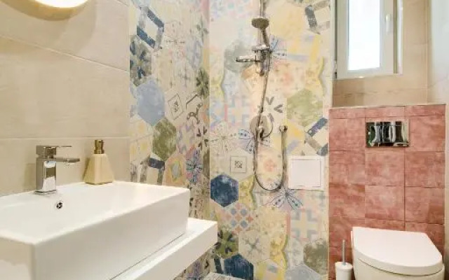 Apartment 65 - Airy Aprt at Top Center