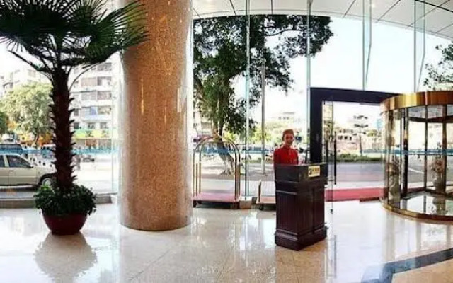Skyline Plaza Hotel