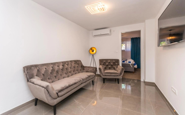 Apartment Jakov with pool