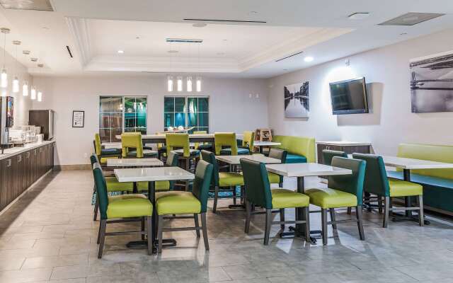 La Quinta Inn & Suites by Wyndham Tomball