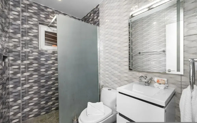Spacious Renovated House Prvt Pool 5 min to Bch