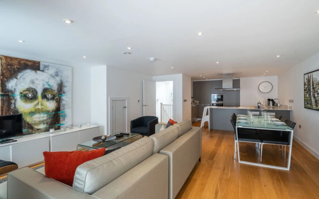 Trendy Queens Park Home Close to Hampstead by Underthedoormat
