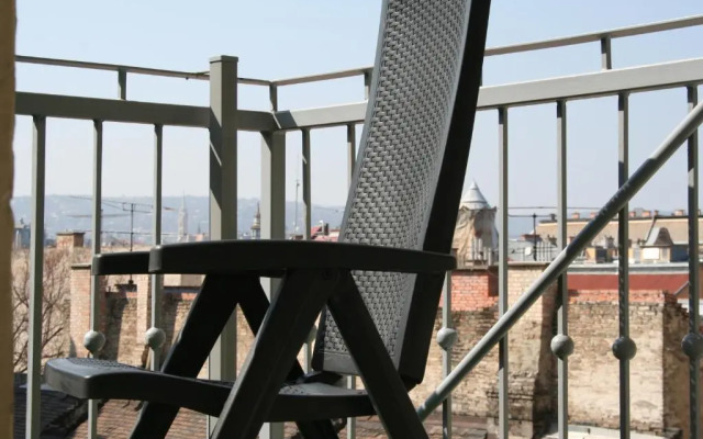 Broadway Center Rooftop View Apartment