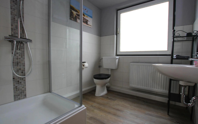 Apartment, Tating in Tating