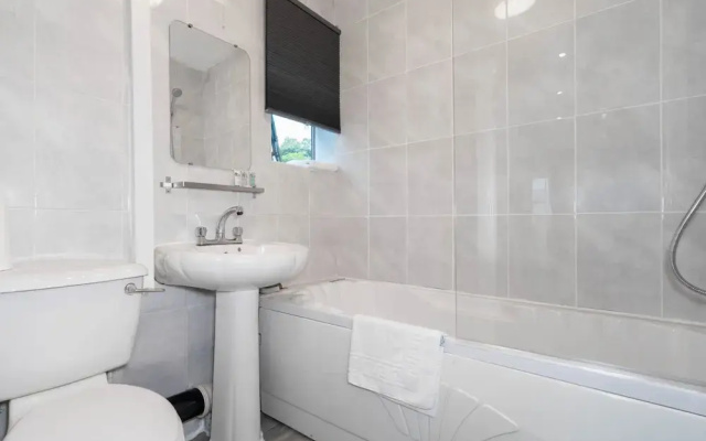 Stylish Three Bedroom House With Garden in Birmingham Suburb