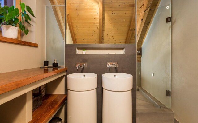 Beautiful Home in Fuzine With Jacuzzi, Wifi and 2 Bedrooms