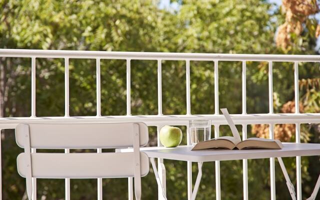 Marvelous n Bright Apartment next to Megaro Mousikis
