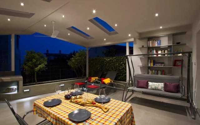 Luxury apt With Roofed Patio Near Beach & Center