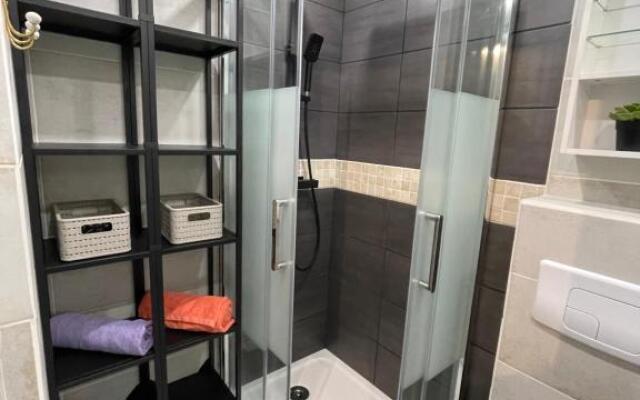 Studio vue port, belle terrasse, piscine