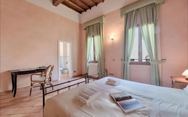 Rosa- Apartment with Terrace in Piazza Strozzi, Duomo