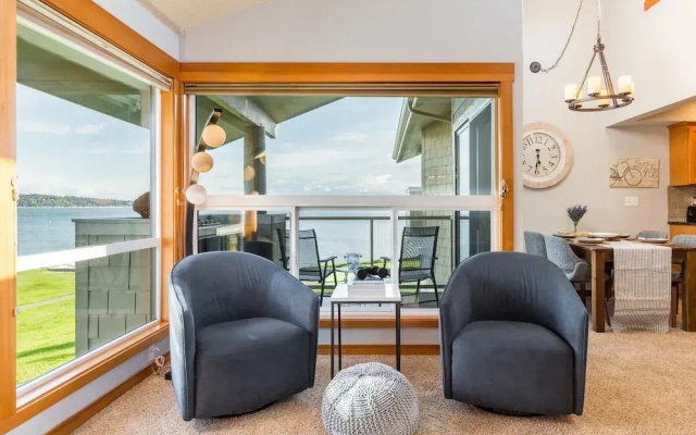 Coastal Chic Beach Condo by Avantstay Balcony
