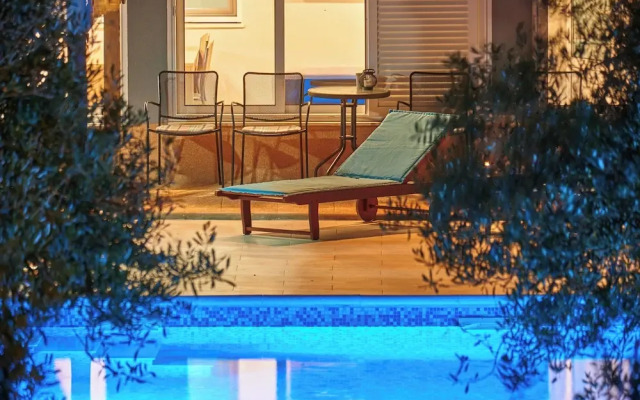 Beachfront villa Mihovil w. beach access