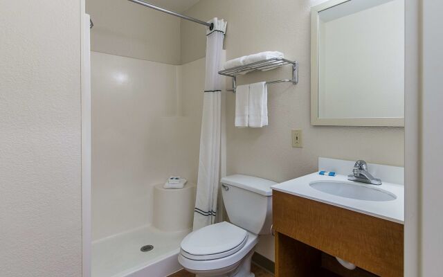 HomeTowne Studios by Red Roof Fresno - West