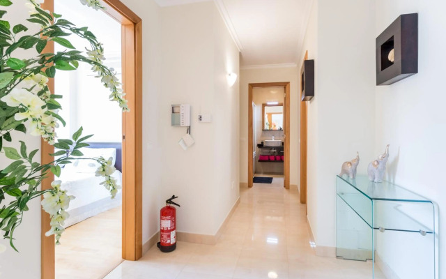 2 bedroom Sea View apartment, private parking