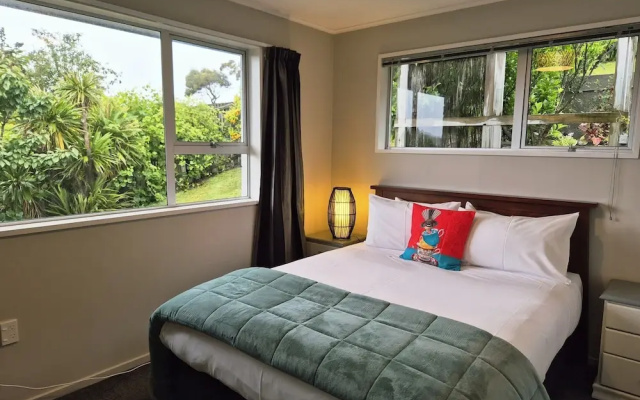 Ocean & Mountain Views 3-bedroom Home