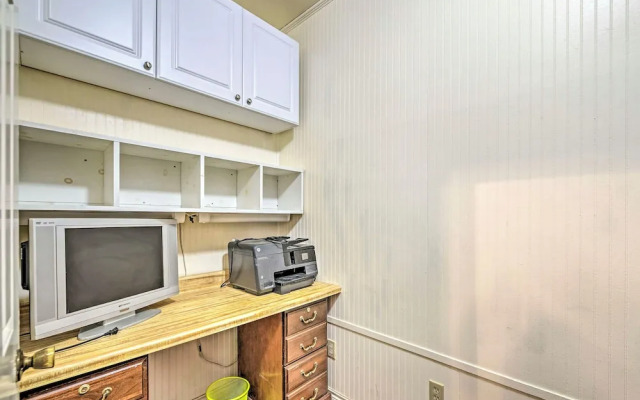 The Lilly House: Historic Glen Rose Home w/ Porch!