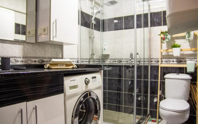 Flat Near Coast With Shared Terrace in Karsiyaka