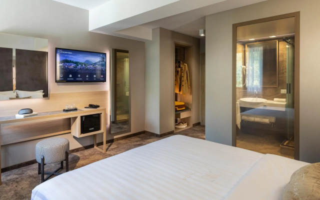 -- ESTE PARK HOTEL -- part of Urban Chic Luxury Design Hotels - open since October 2022 - Parking - Compliments - next to Shopping & Dining - Mall Plovdiv
