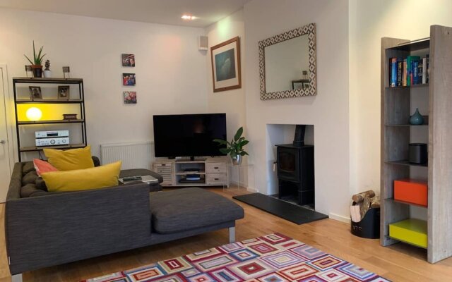 Lovely 2 Bedroom Apartment With Stunning Kitchen On To Garden
