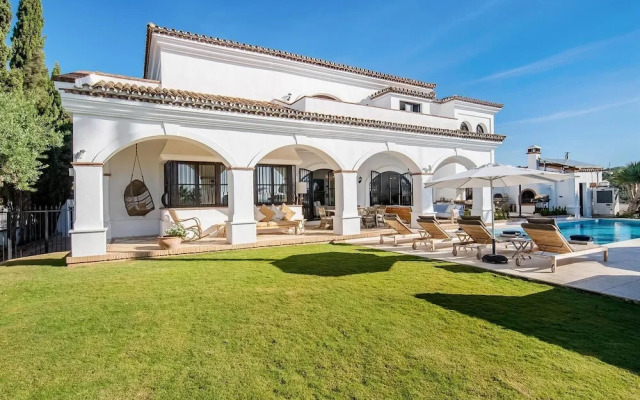 Super Villa Near Beach with Heated Pool