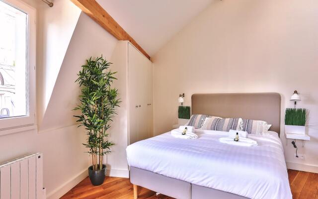 B 368 - TERASSE PERLE RARE - Quartier Latin